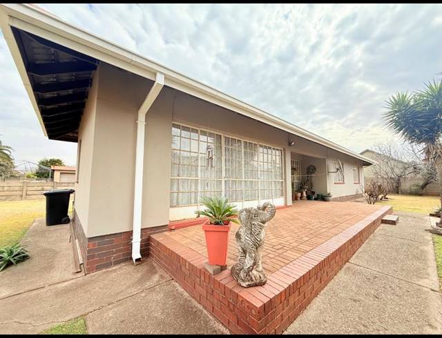 3 BEDROOM HOUSE FOR SALE IN VANDERBIJLPARK SE 2